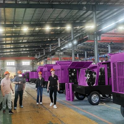 低騒音カミンズエンジン 25bar ポータブルディーゼルスクリューエアコンプレッサー 鉱業用